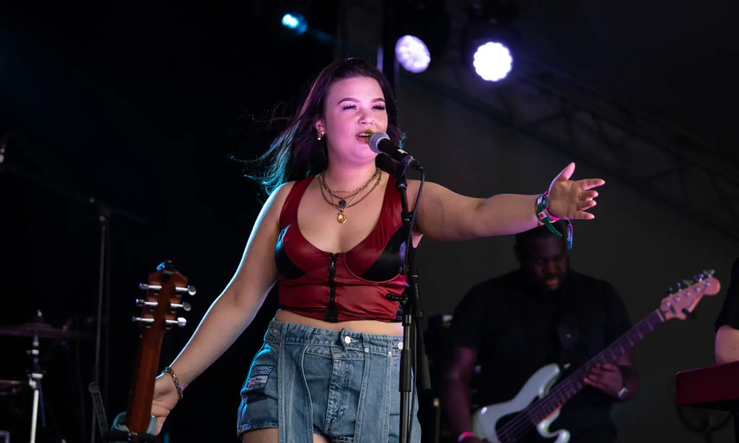 Lola Young live performance